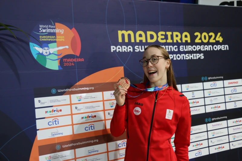 La nageuse paralympique Tatyana Lebrun avec en main une médaille obtenue aux championnats d'Europe 2024