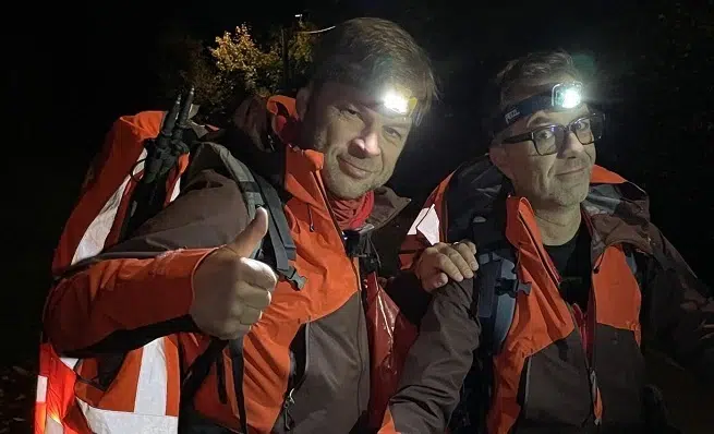 Raphaël et Sébastien, les baroudeurs en pleine action, en pleine nuit.