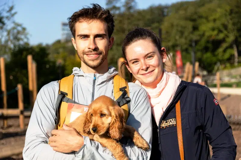 Un marcheur, une marcheuse et leur chien.