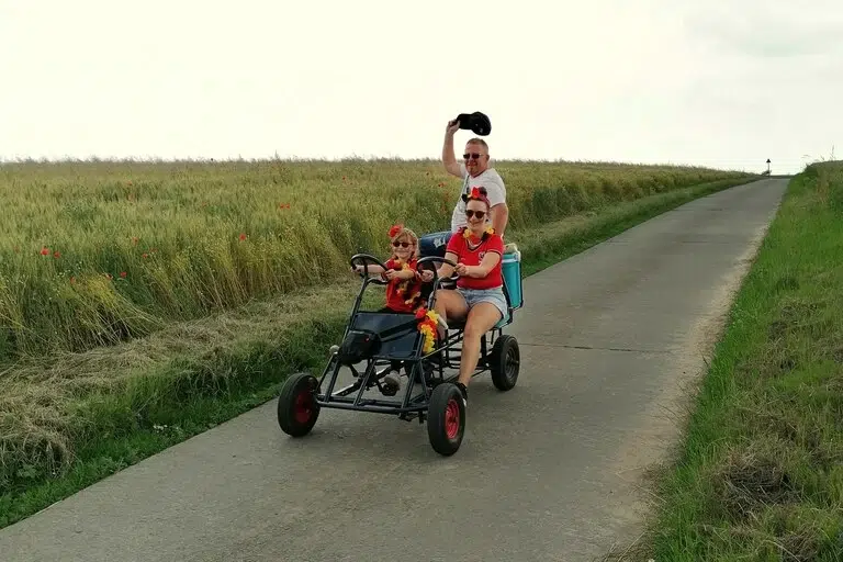 3 personnes sur un cuistax - crédit photo : éditions de l'Avenir