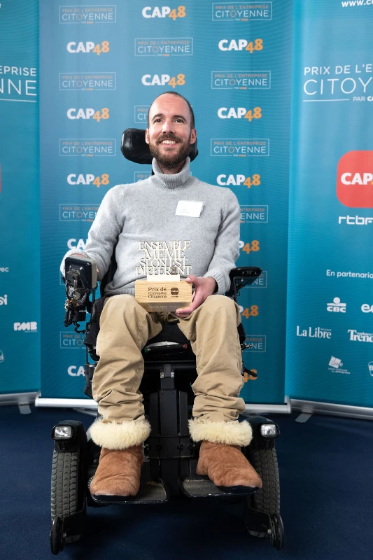 Nassim co-fondateur de Flemar, en fauteuil roulant, chaussons Flemar aux pieds.