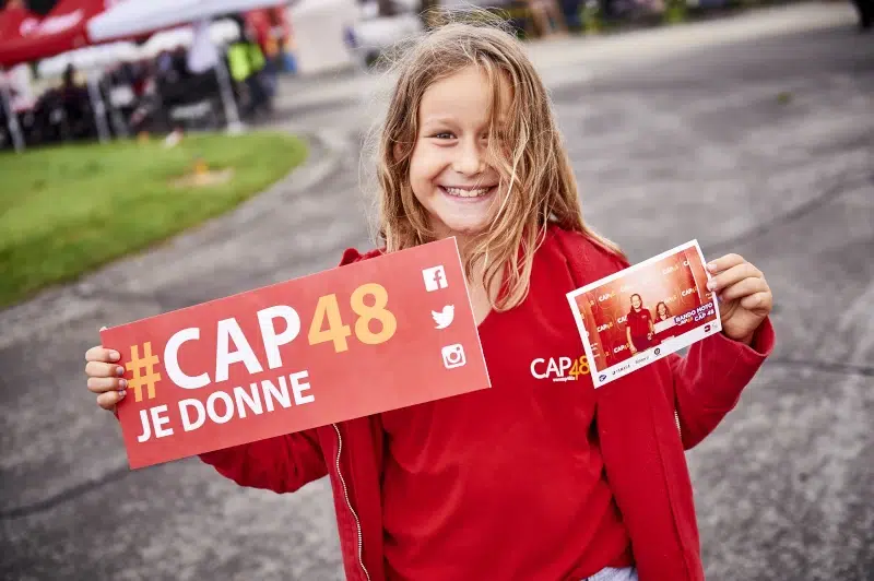 Une enfant montre fièrement son soutien à CAP48