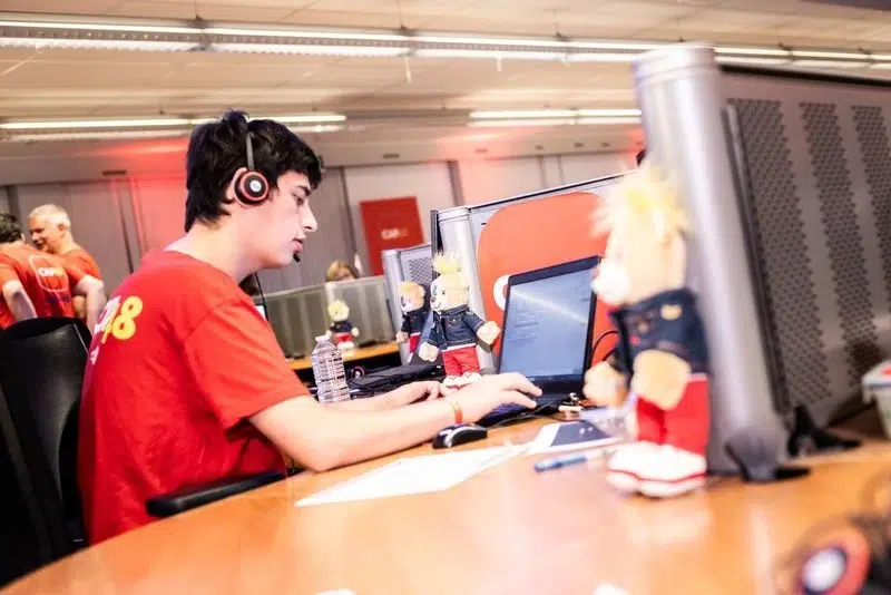 Un bénévole du call-center lors la grande soirée, casque téléphonique sur les oreilles 