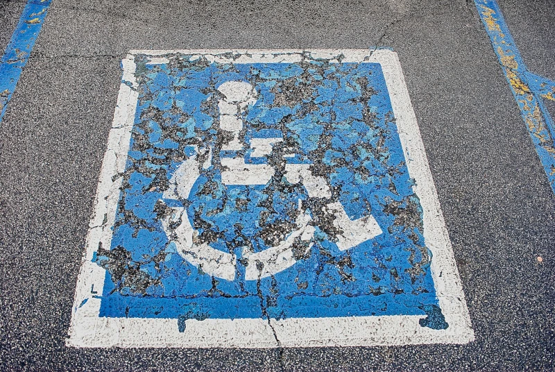 handicap : un emplacement de parking réservé aux personnes en situation de handicap