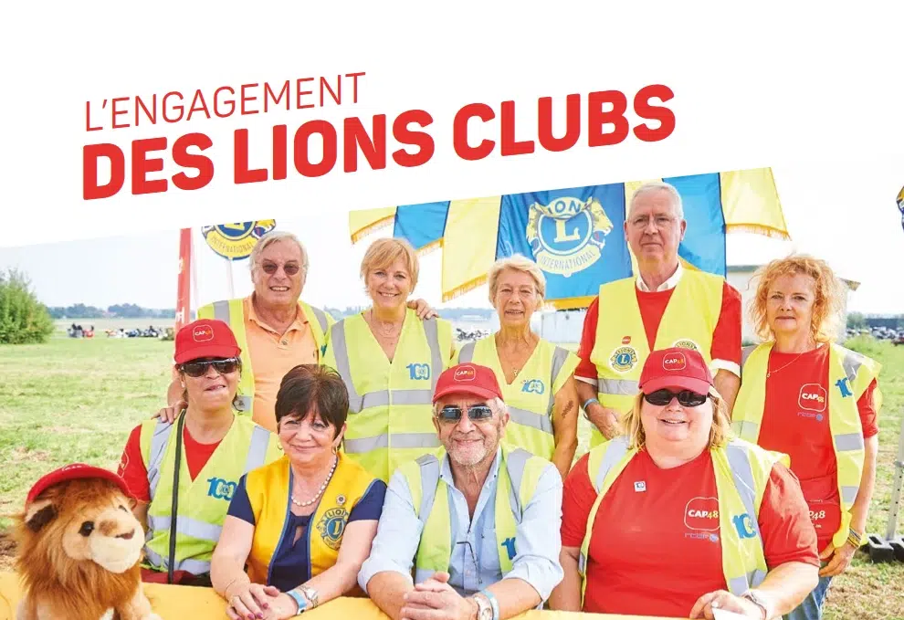 photo de groupe d'un Lions Club avec une mascotte lion en peluche